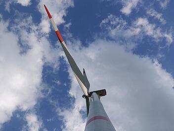 Es wird noch ein bisschen dauern, bis sich in Welsberg die Räder im Windpark "Bürgerwald" drehen. Derzeit sorgt eine Entscheidung des Bayreuther Verwaltungsgerichtes für Verzögerungen. Foto: Berthold Köhler