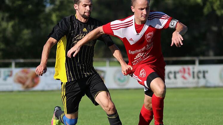 Auch Daniel Brenner (li.) trug sich im Pokalspiel des SC Adelsdorf gegen Schlaifhausen in die Torschützenliste ein.  Foto: Archiv