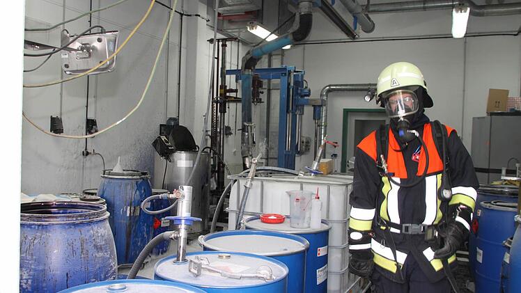 Am Brandort sind Feuerwehrleute mit Schwerem Atemschutz im Einsatz. Foto: Stephan Tiroch