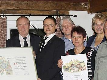 Christian Broßmann von der IHK (5. v. l.) überreichte an Seniorchef Albert Putschky (2. v. l.) die Urkunde für 50-jährige Treue zum Standort Kaltenbrunn. Weitere Urkunden der IHK erhielten Elke Schunke (7. v. l.) und Bernd Prediger. Die Firma Zellner zeichnete weitere Mitarbeiter für ihre Treue aus.  Foto: Michael Stelzner