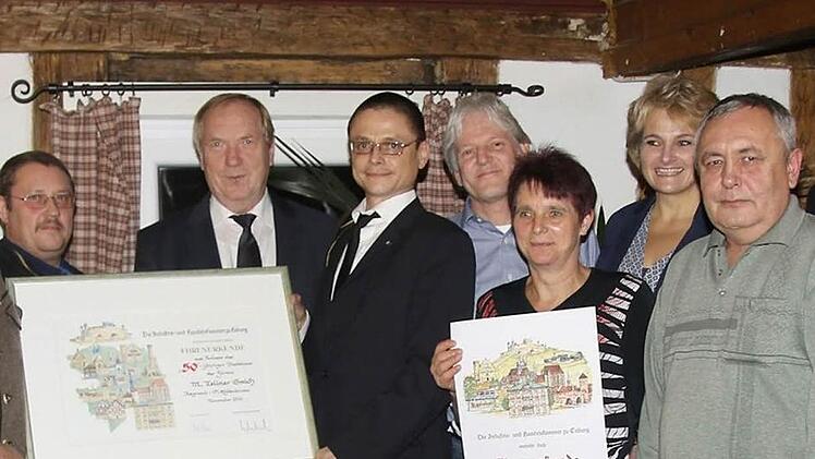 Christian Broßmann von der IHK (5. v. l.) überreichte an Seniorchef Albert Putschky (2. v. l.) die Urkunde für 50-jährige Treue zum Standort Kaltenbrunn. Weitere Urkunden der IHK erhielten Elke Schunke (7. v. l.) und Bernd Prediger. Die Firma Zellner zeichnete weitere Mitarbeiter für ihre Treue aus.  Foto: Michael Stelzner