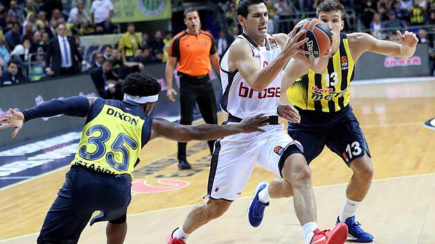 Nikos Zisis (mit Ball) von Brose Bamberg im Hinspiel gegen Fenerbahce Istanbul l&auml;sstBobby Dixon und Bogdan Bogdanovic stehen. Foto: dpa