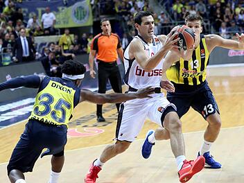 Nikos Zisis (mit Ball) von Brose Bamberg im Hinspiel gegen Fenerbahce Istanbul l&auml;sstBobby Dixon und Bogdan Bogdanovic stehen. Foto: dpa