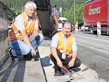 Horst Moser und Jens Laußmann (rechts) vom Staatlichen Bauamt Bamberg sehen sich die angegriffene Fahrbahn an.  Fotos: Franziska Rieger