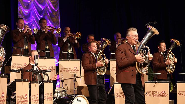 "Egerländer Musikanten - Das Original" war zu Gast in der Nordhalbener Nordwaldhalle und erfreute dabei die Zuhörer mit einen bunt gemixten Programm.