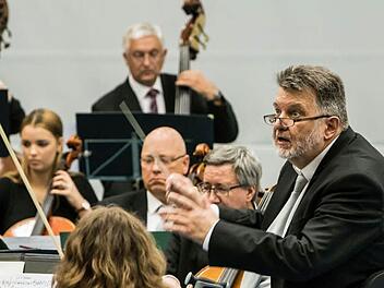 Unter der Leitung von Hans Stähli plant das Orchester der Musikfreunde Neustadt zwei Konzerte in Sonneberg und in Neustadt. Solistinnen sind die Geigerin Birgit Thorgerd Müller und die Sopranistin Andrea Chudak.'Foto: Archiv/Jochen Berger