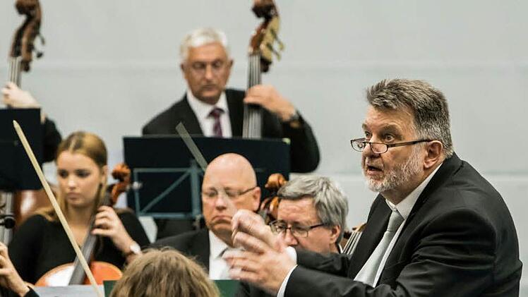 Unter der Leitung von Hans Stähli plant das Orchester der Musikfreunde Neustadt zwei Konzerte in Sonneberg und in Neustadt. Solistinnen sind die Geigerin Birgit Thorgerd Müller und die Sopranistin Andrea Chudak.'Foto: Archiv/Jochen Berger