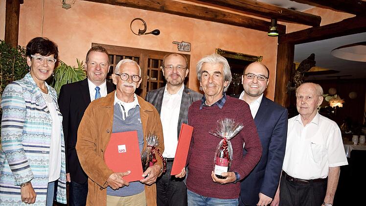 F&uuml;r 40-j&auml;hrige Mitgliedschaft wurde Berthold D&uuml;ck und f&uuml;r 25 Jahre Treue zur Spende wurde Joseph Gei&szlig;ler vom SPD-Ortsverein Weismain ausgezeichnet (Bildmitte v.l.); die Ehrung erfolgte durch MdL Susann Biedefeld, Ortsvereinsvorsitzenden Michael Dreiseitel, Landtagskandidaten Ralf Pohl, Kreisvorsitzenden Stefan M&uuml;ller und den stellvertretenden Vorsitzenden des SPD-Ortsvereins Weismain, Pankraz Kunzelmann (v.l.).  Foto: Dieter Radziej
