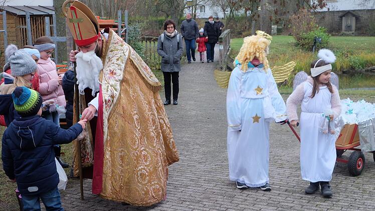 Nikolaus mit Engeln. Foto: Philipp Bauernschubert