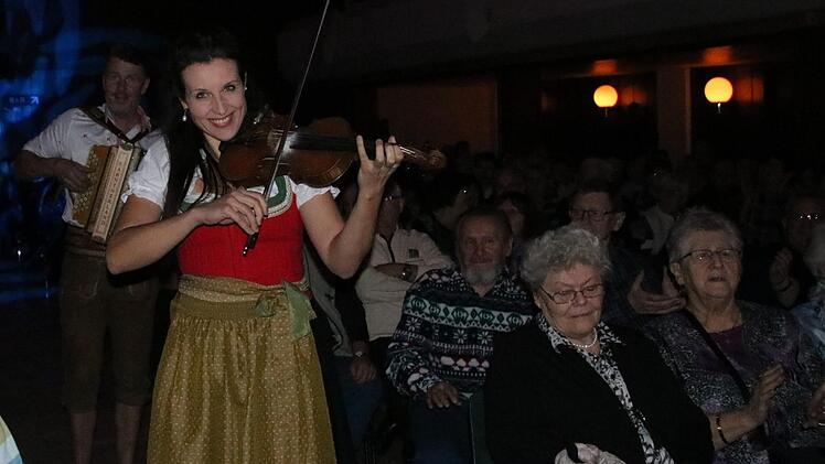 Die Geigerin Tanja Hauser und ihr Partner Christian Hauser verzauberte die Zuhörer Fotos: Andreas Hofbauer