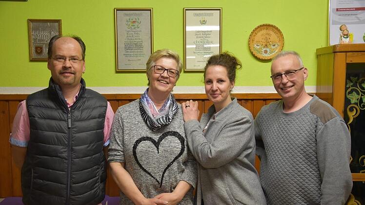 Die wiedergewählte Vorstandschaft (von links) Schriftführer Jürgen Schmitt, 2. Vorsitzende Annegret Winter, Kassiererin Anja Stürzenberger, 1. Vorsitzender Johannes Rothaler.  Foto: Martina Kleinhenz