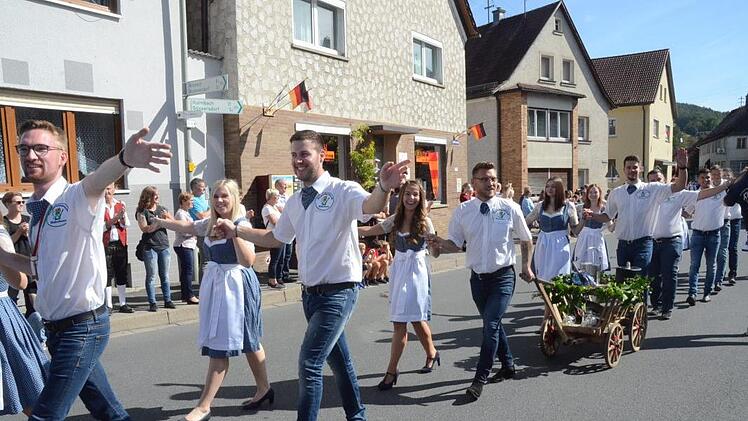 Beim Festzug erhielt besonders die Kirchweihgesellschaft in schmucken Trachten großen Beifall.  Foto: Karl-Heinz Hofmann
