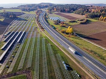 An der A 70 bei Scheßlitz entstehen derzeit mehrere Solarparks. Zwei weitere hat der Stadtrat abgelehnt. Foto: Timo Stöhr