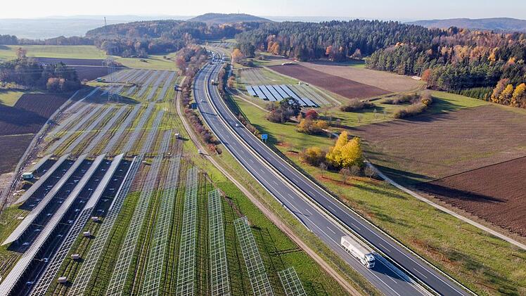 An der A 70 bei Scheßlitz entstehen derzeit mehrere Solarparks. Zwei weitere hat der Stadtrat abgelehnt. Foto: Timo Stöhr
