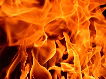 Pedelec fängt Feuer: Mann wählt ungewöhnliche Löschmethode
