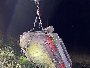 Polizei findet total beschädigten Anhänger mit Auto im Graben - vom Fahrer keine Spur