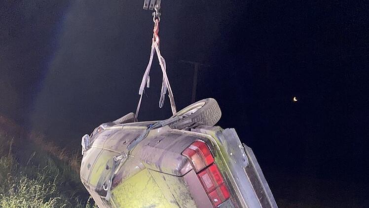 Polizei findet total beschädigten Anhänger mit Auto im Graben - vom Fahrer keine Spur