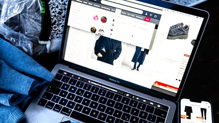 Verschiedene Online-Shops sind auf einem Laptop ge&ouml;ffnet