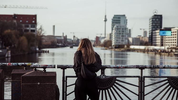 Cecilia arbeitet in Berlin als Lehrerin. Der Kontakt zur Mutter ist selten und schwierig geworden.