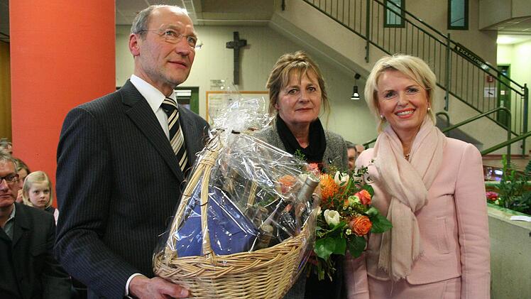 Tamara Bischof hat Bruno Buchen und seiner Frau Eva Maria ein Abschiedspräsent überreicht.