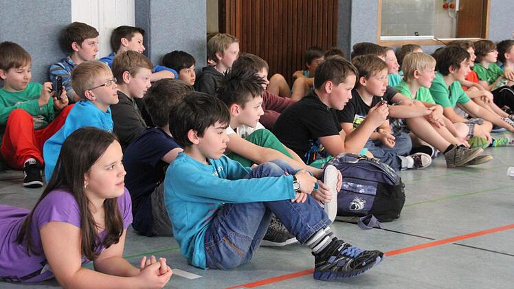 Die Sch&uuml;ler lauschten fasziniert, was die Basketball-Profis zu erz&auml;hlen hatten.