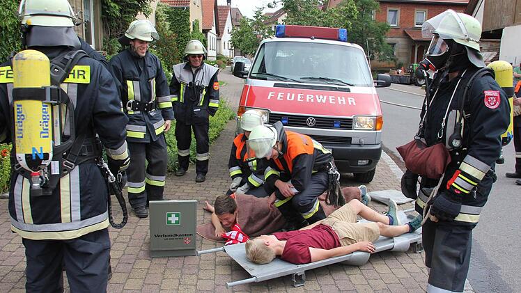 Schnell gerettet und versorgt waren die beiden Vermissten Jugendlichen. Fotos: Ralf Kestel