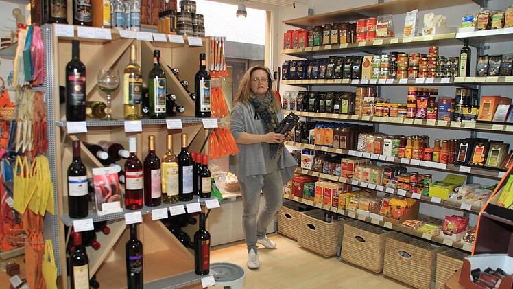 Große Auswahl an fairen Produkten: Kerstin Weber kauft gerne im Weltladen ein.