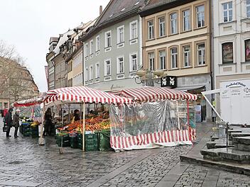 Der Blick vom Gabelmann aus in den Grünen Markt veranschaulicht die Situation, die Karl-Hans Hartmann beklagt. Sein Geschäft liegt hinter der rechten Reihe von Marktständen. Wer in der Mitte geht, läuft bei ihm und anderen stationären Händlern vorbei. Foto: Matthias Hoch