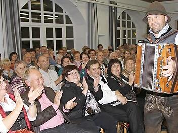 Mit seiner Steirischen Harmonika ging Martin Pötzl durch die Reihen seiner begeisterten Zuhörer.  Foto: Michael Stelzner