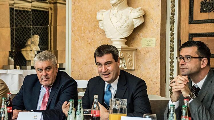 Norbert Tessmer (links), Markus Söder und Bodo Busse im Spiegelsaal des Landestheaters, vor dessen Hintereingang einträchtig die Fahnen der Stadt und des Freistaats wehen. Fotos: Jochen Berger