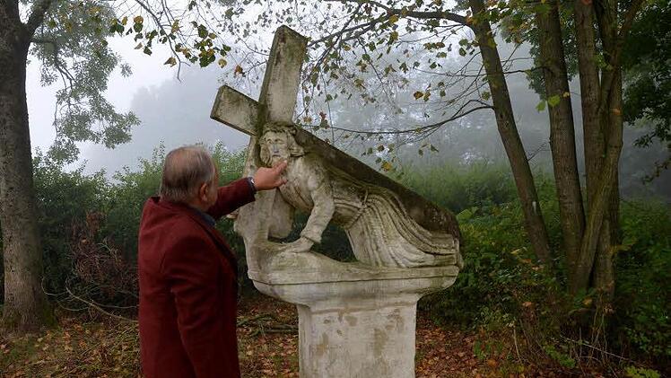 Der Kreuzschlepper vor der Kapelle wird wohl das nächste Projekt von Herbert Karmann sein. Umwelteinflüsse und Vandalismus haben der Figur zugesetzt. Foto: Andrea Spörlein