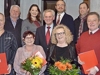 Ehrungen beim SPD-Ortsverein Schmölz: vorne von links Gerhard Schmidt, Claudia Bittruf, Annemarie Sigmund und Heinz Rebhan, dahinter Dieter Lau, Doris Aschenbrenner, Oswald Marr, Ralf Pohl und Thomas Friedlein. Foto: Karl-Heinz Hofmann