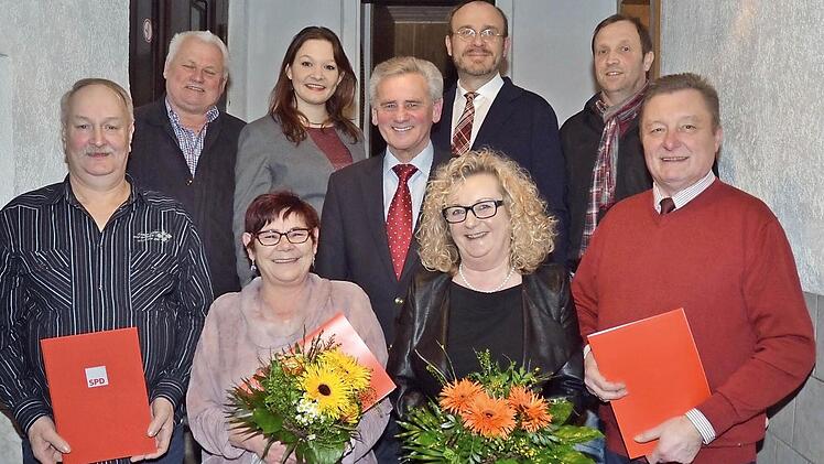 Ehrungen beim SPD-Ortsverein Schmölz: vorne von links Gerhard Schmidt, Claudia Bittruf, Annemarie Sigmund und Heinz Rebhan, dahinter Dieter Lau, Doris Aschenbrenner, Oswald Marr, Ralf Pohl und Thomas Friedlein. Foto: Karl-Heinz Hofmann