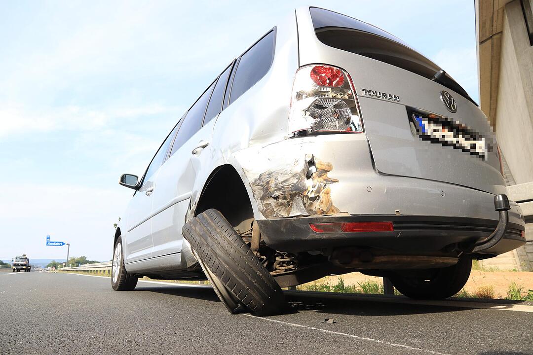 A73 bei Baiersdorf: VW Passat kracht in Stauende