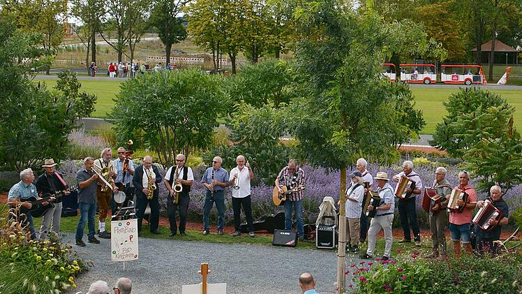 Die Prominentenband Bad Königshofen unter der Leitung von Clemens Behr war ein besonderes Zugpferd am Stand des Kreisverbandes für Gartenbau- und Landespflege Rhön-Grabfeld am Dienstag auf der Landesgartenschau in Würzburg. Die Musiker begeisterten mit alten Schlagern und bekannten Volksliedern. Hanns Friedrich