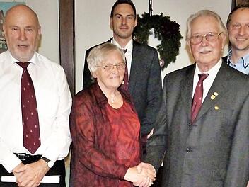 Für 70 Jahre Singen im Chor wurde Ehrenchorleiter Heinz Neumann vom Fränkischen Sängerbund und dem Deutschen Chorverband durch Berthilde Zapf von der Sängergruppe Thurnau-Kasendorf ausgezeichnet. Im Bild (von links) Pfarrer Klaus Spyra, Vorsitzender Gerald Redwitz, die Gruppenvorsitzende Berthilde Zapf, Chorleiter Alexander Lauterbach, Ehrenchorleiter Heinz Neumann sowie die Bürgermeister Robert Bosch (Mainleus) und Bernd Steinhäuser (Kasendorf). Foto: Werner Reißaus