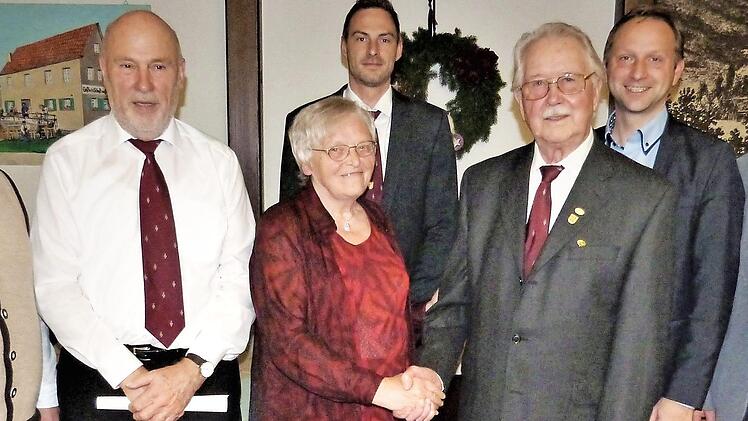Für 70 Jahre Singen im Chor wurde Ehrenchorleiter Heinz Neumann vom Fränkischen Sängerbund und dem Deutschen Chorverband durch Berthilde Zapf von der Sängergruppe Thurnau-Kasendorf ausgezeichnet. Im Bild (von links) Pfarrer Klaus Spyra, Vorsitzender Gerald Redwitz, die Gruppenvorsitzende Berthilde Zapf, Chorleiter Alexander Lauterbach, Ehrenchorleiter Heinz Neumann sowie die Bürgermeister Robert Bosch (Mainleus) und Bernd Steinhäuser (Kasendorf). Foto: Werner Reißaus