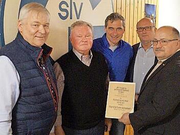Ehrungen beim TSV Grub: von links Günter Peinelt (Sportbeauftragter Gemeinde Grub), Wilhelm Stefanek, der für 35-jährige ehrenamtliche Tätigkeit beim TSV gewürdigt wurde, Vorsitzender Wilfried Weibelzahl, Zweiter Bürgermeister Helfried Schreiner und BLSV-Kreisvorsitzender Jürgen Rückert Foto: privat