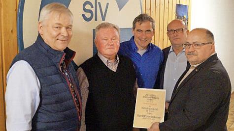 Ehrungen beim TSV Grub: von links Günter Peinelt (Sportbeauftragter Gemeinde Grub), Wilhelm Stefanek, der für 35-jährige ehrenamtliche Tätigkeit beim TSV gewürdigt wurde, Vorsitzender Wilfried Weibelzahl, Zweiter Bürgermeister Helfried Schreiner und BLSV-Kreisvorsitzender Jürgen Rückert Foto: privat
