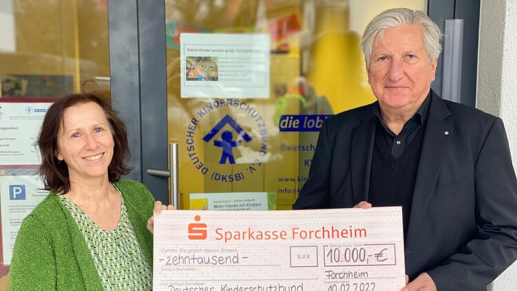 Forchheim: Spende an den Kinderschutzbund überreicht