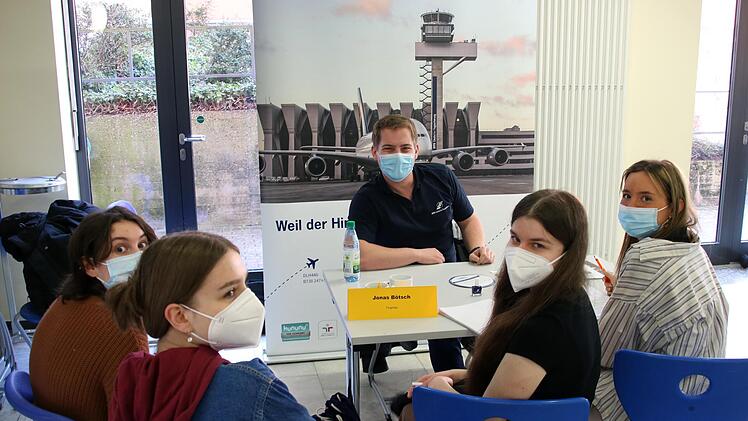 Diese vier jungen Damen ließen sich von Jonas Bötsch (Deutsche Flugsicherung GmbH Nürnberg) über den Beruf des Fluglotsen informieren. Foto: Dieter Britz