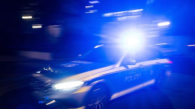 Kreis Coburg: Unter Drogen und ohne Fahrerlaubnis - Mann (35) flüchtet vor Polizei und baut Unfall