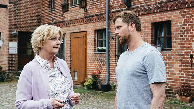 Gudrun Tönnissen (Saskia Vester) überzeugt als auf den ersten Blick eiskalte Jugendamtsmitarbeiterin. Selbst der Psychologe Paul Winter (Christoph Schechinger) dringt lange nicht zu ihr durch.