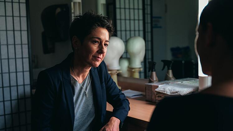 Journalistin und Moderatorin Dunja Hayali spielt erstmals in einem fiktiven Film - und zwar die Moderatorin einer Polittalkshow. "Die Arbeit f&uuml;r die Produktion hat mir gro&szlig;en Spa&szlig; gemacht, zumal ich ja in der mir bekannten Rolle bleiben konnte. Dar&uuml;ber hinaus freut es mich nat&uuml;rlich, dass ein so wichtiges Thema durch den Film Aufmerksamkeit bekommt," sagt sie im ZDF-Interview.