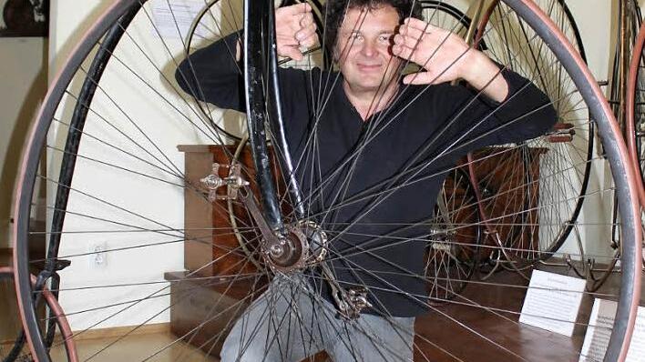 Unzertrennlich: Ivan Sojc, Initiator des Deutschen Fahrradmuseums, mit einem seiner Lieblingsstücke. "Mesicek" ist ein Nachbauhochrad aus Tschechien.  Fotos: Sabine Herteux