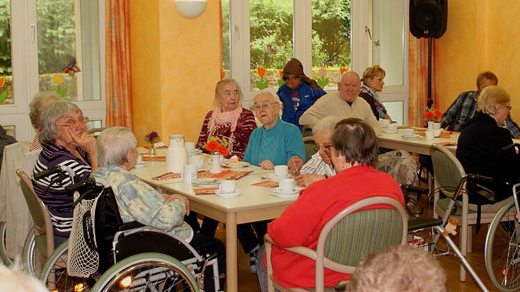 Die Senioren freuen sich über die neue und geschützte Frefläche.
