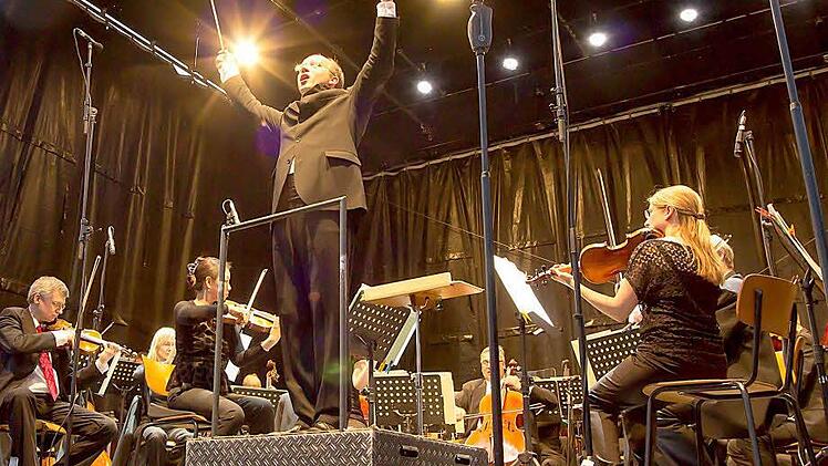 Mitreißend: Roland Kluttig dirigiert das Publikum beim Gefangenenchor aus Verdis Oper "Nabucco".