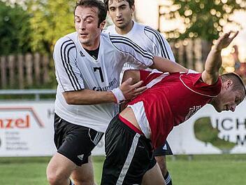 Duelle unter Nachbarn sind für die Zuschauer attraktiv. Nächste Saison wird es das Derby SSV Kasendorf II gegen Thurnau - im Bild die Kasendorfer Markus Denk (links) und Markus Münch sowie Alexander Hiesch (rerchts) vom TSV Thurnau - allerdings nicht geben: Eine von beiden Mannschaften muss in der Kreisklasse 2 im Bamberger Raum spielen. Die Entscheidung trifft das Verbandssportgericht in München.  Foto: Alexander Muck.