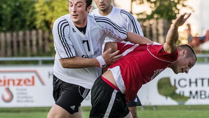 Duelle unter Nachbarn sind für die Zuschauer attraktiv. Nächste Saison wird es das Derby SSV Kasendorf II gegen Thurnau - im Bild die Kasendorfer Markus Denk (links) und Markus Münch sowie Alexander Hiesch (rerchts) vom TSV Thurnau - allerdings nicht geben: Eine von beiden Mannschaften muss in der Kreisklasse 2 im Bamberger Raum spielen. Die Entscheidung trifft das Verbandssportgericht in München.  Foto: Alexander Muck.