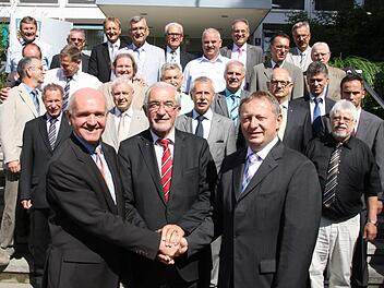 Die Landräte Thomas Habermann (links) und Thomas Bold (rechts) sowie Regierungspräsident Paul Beinhofer (Mitte) und 22 Bürgermeister besiegelten die Erweiterung des Biosphärenreservats. Fotos: Ralf Ruppert